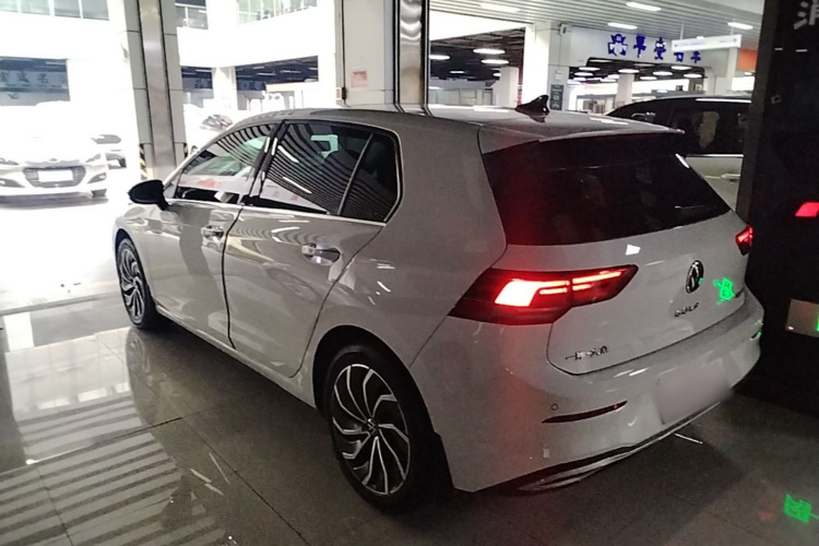 Volkswagen Golf 2023 car image #5