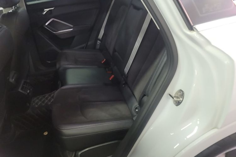 Audi Q3 2021 car image #17