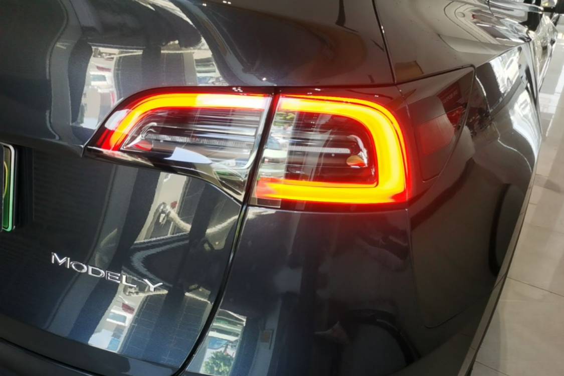 Tesla Model Y 2024 #7 Tesla Model Y 2024 car image #7