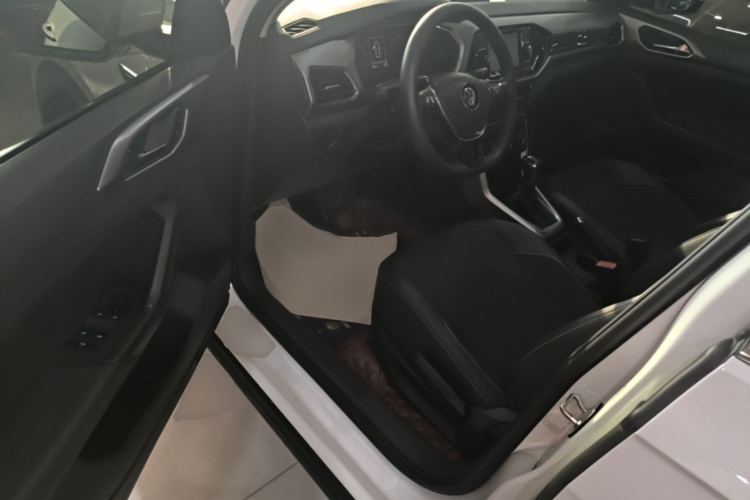 Volkswagen T-Cross 2020 #16 Volkswagen T-Cross 2020 car image #16