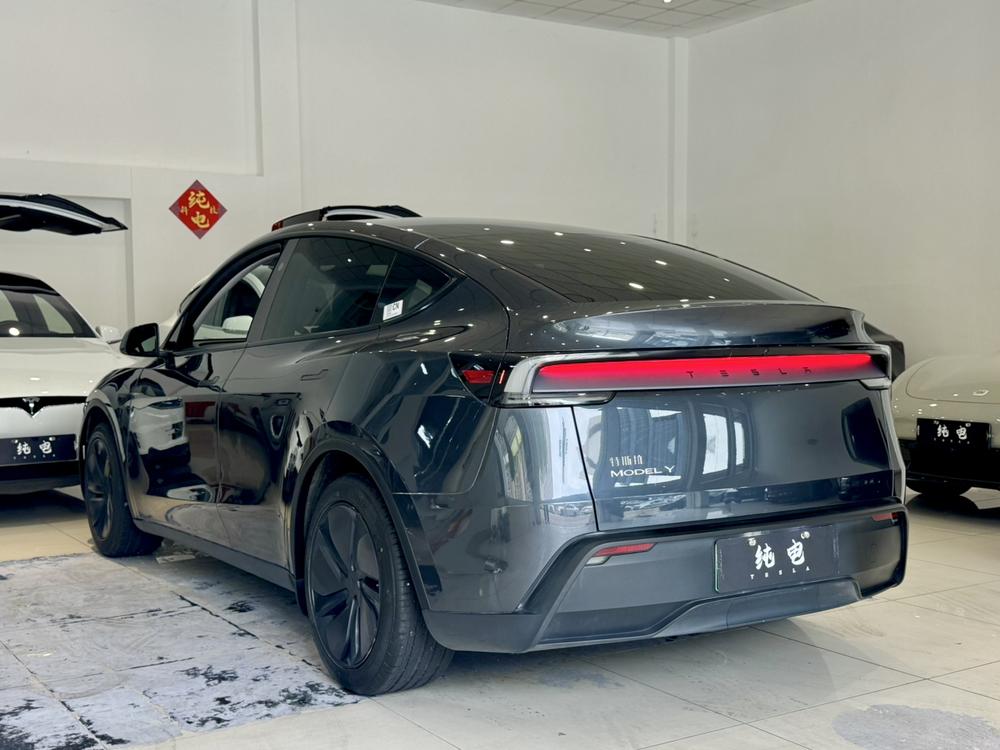 Tesla Model Y 2025 #5 Tesla Model Y 2025 car image #5