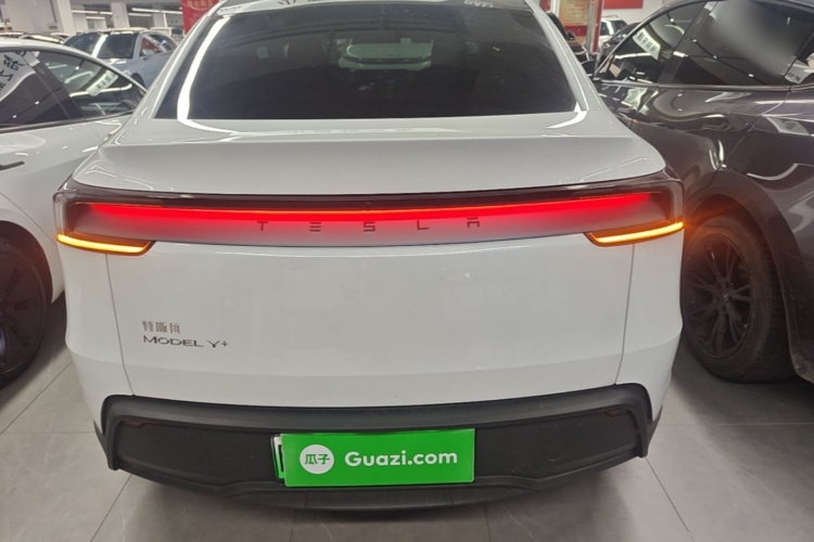 Tesla Model Y 2025 #6 Tesla Model Y 2025 immagine di auto #6