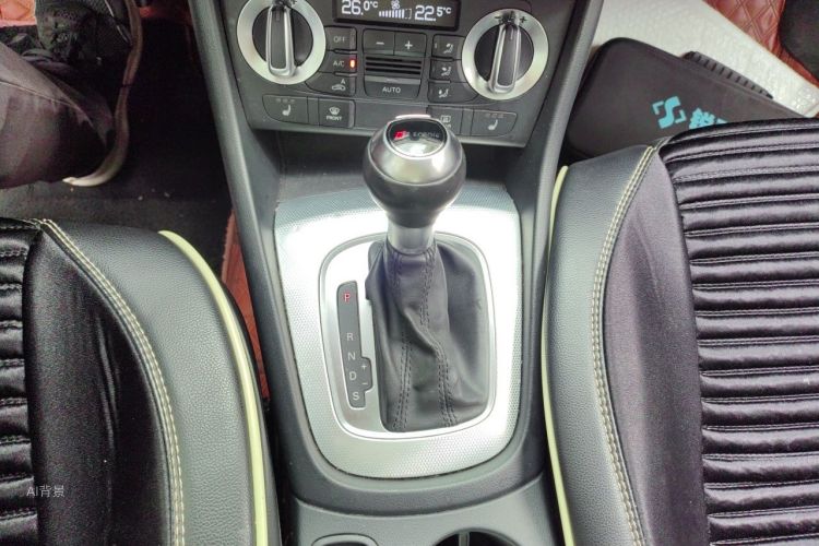 Audi Q3 2015 car image #16
