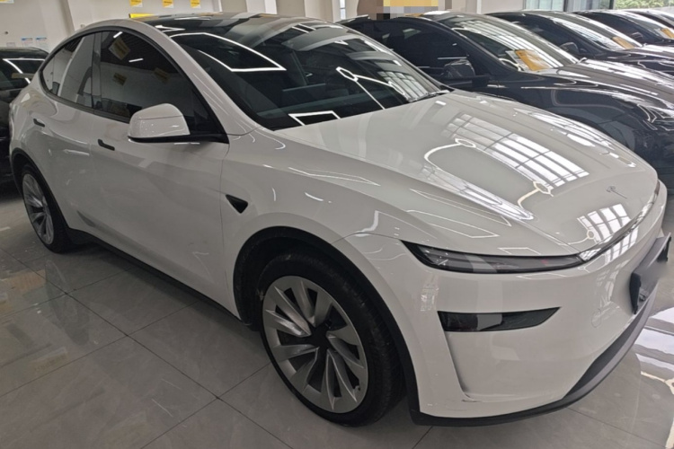 Tesla Model Y 2025 #4 Tesla Model Y 2025 car image #4