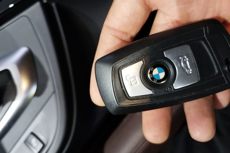 BMW 3 Series 2019 car image #9