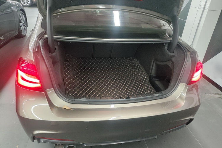 BMW 3 Series 2018 car image #21