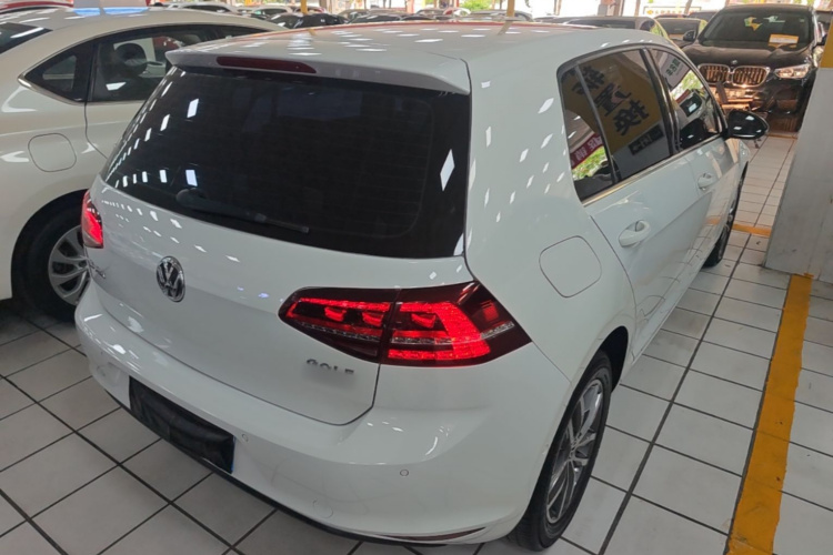 Volkswagen Golf 2017 car image #7