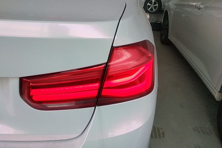 BMW 3 Series 2018 car image #8
