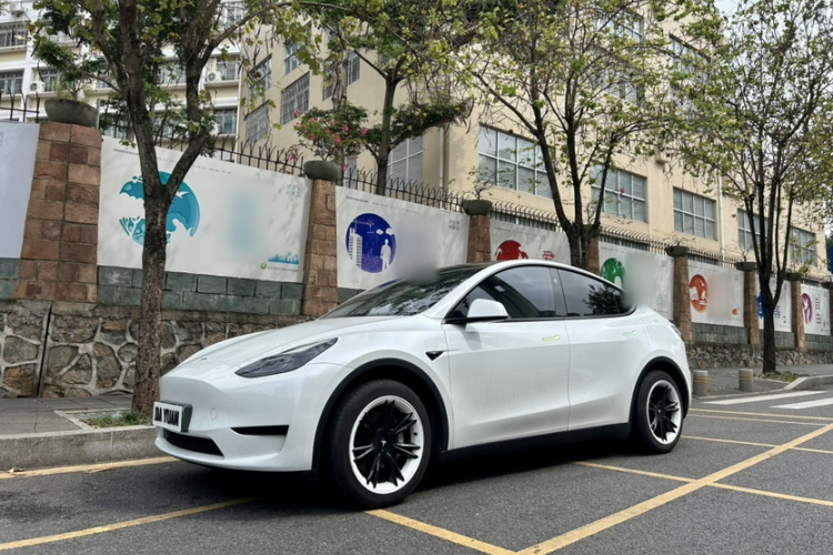 Tesla Model Y 2024 #2 Tesla Model Y 2024 car image #2
