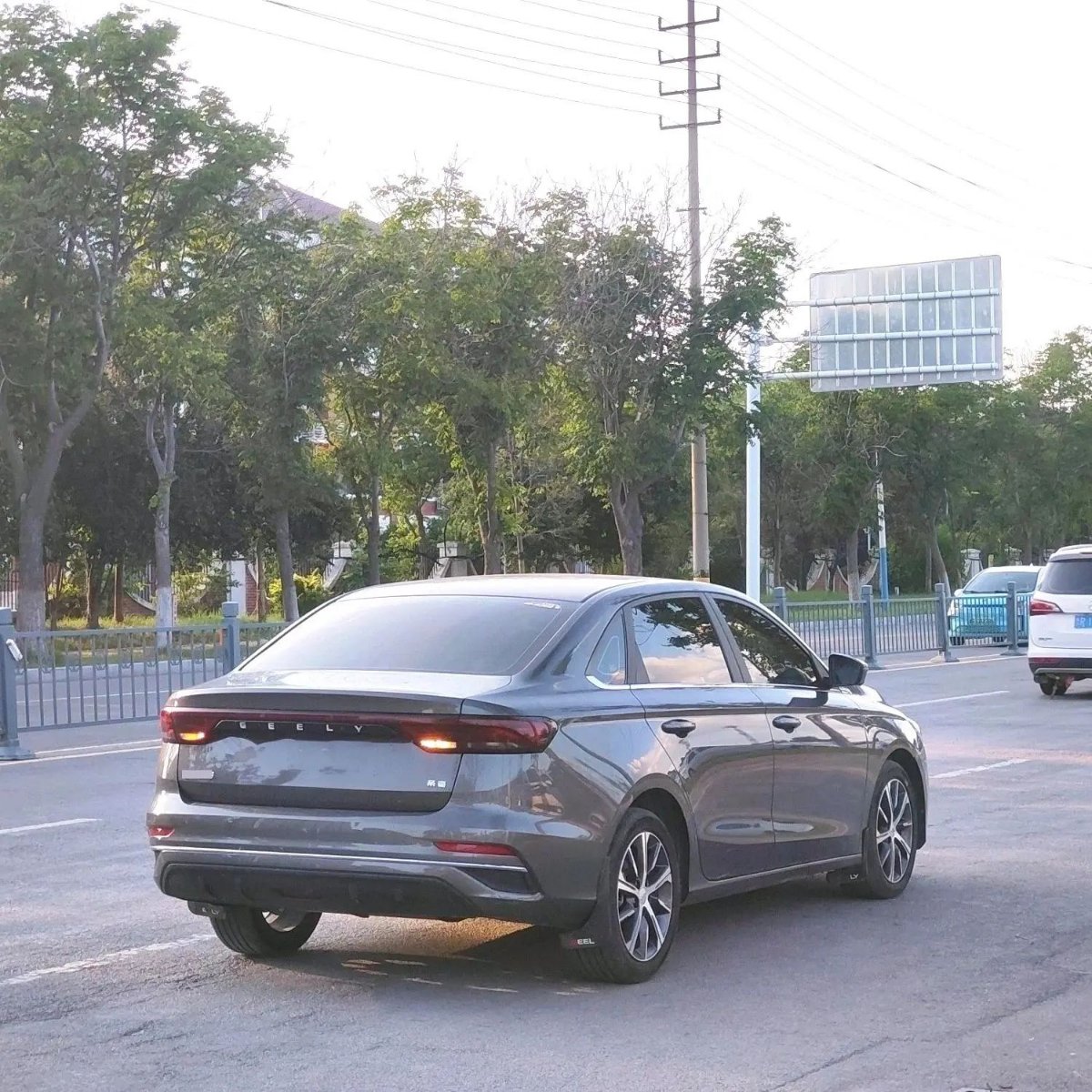 GEELY Emgrand 2023 immagine di auto #7