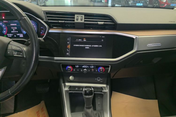 Audi Q3 2020 car image #13