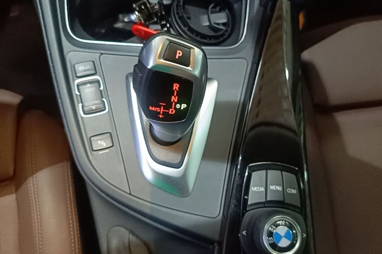 BMW 3 Series 2018 car image #14