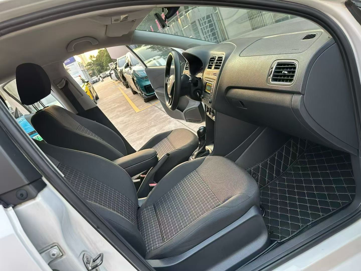 Volkswagen Polo 2015 car image #8