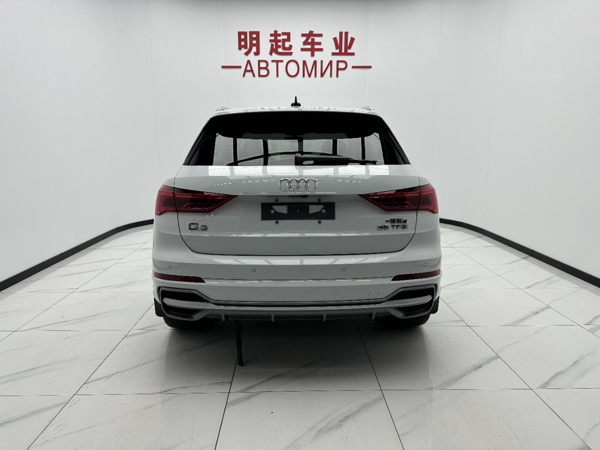 Audi Q3 2023 car image #10