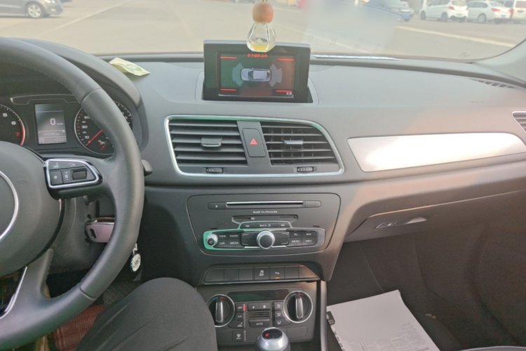 Audi Q3 2019 car image #10