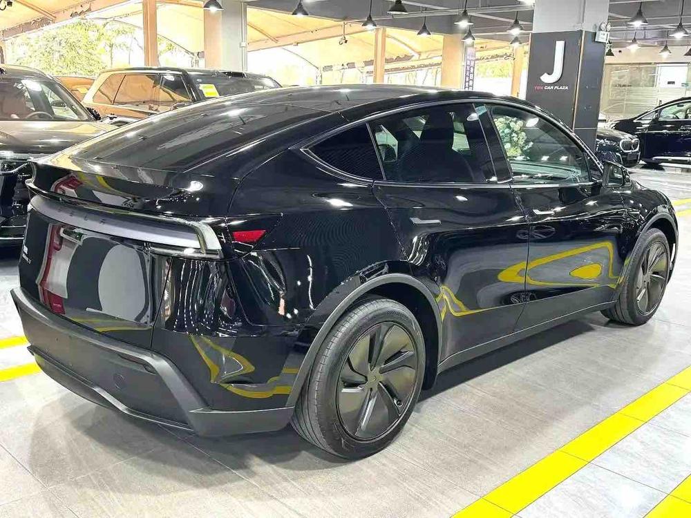 Tesla Model Y 2025 #4 Tesla Model Y 2025 car image #4