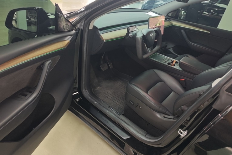 Tesla Model Y 2023 #16 Tesla Model Y 2023 car image #16