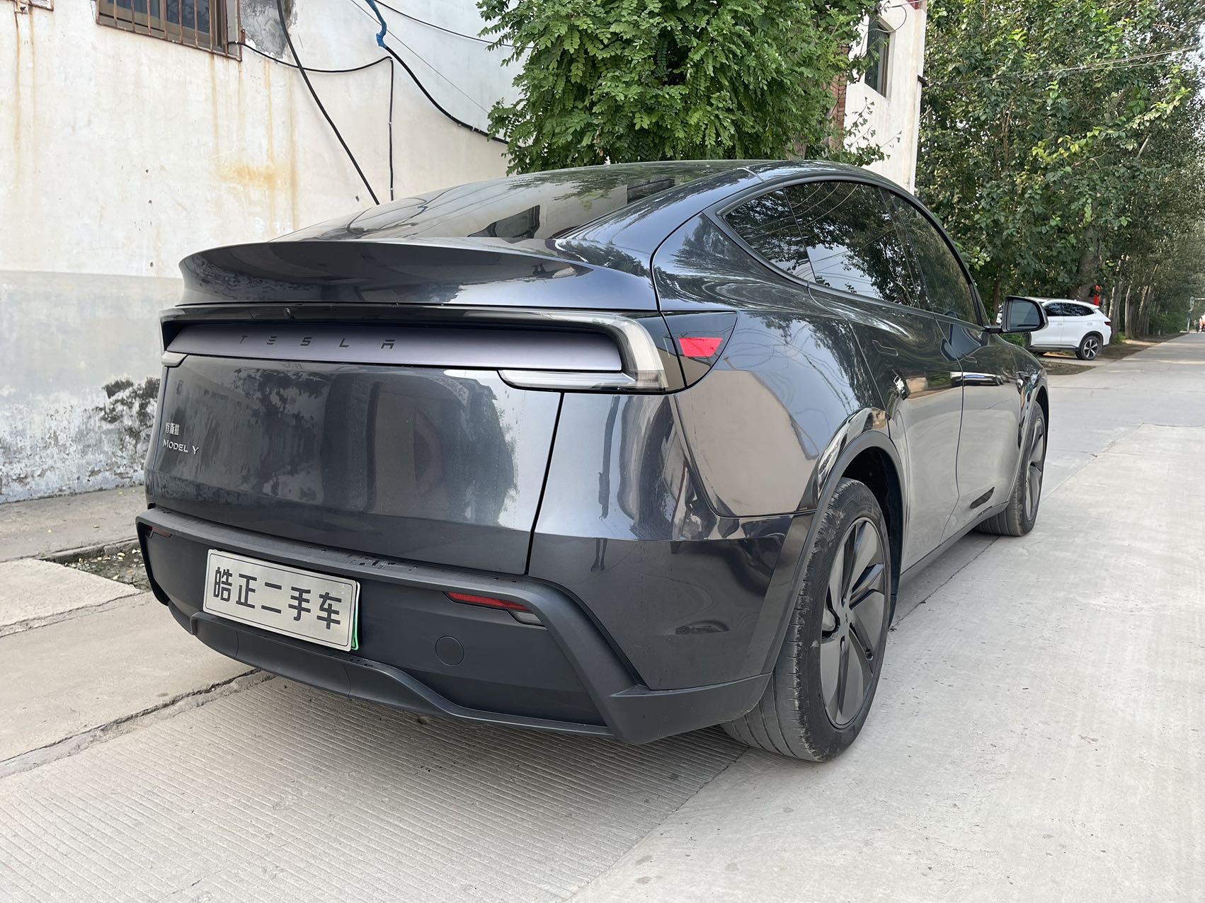 Tesla Model Y 2025 #4 Tesla Model Y 2025 car image #4