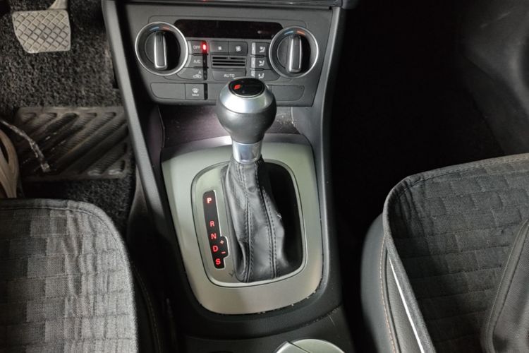 Audi Q3 2019 car image #16