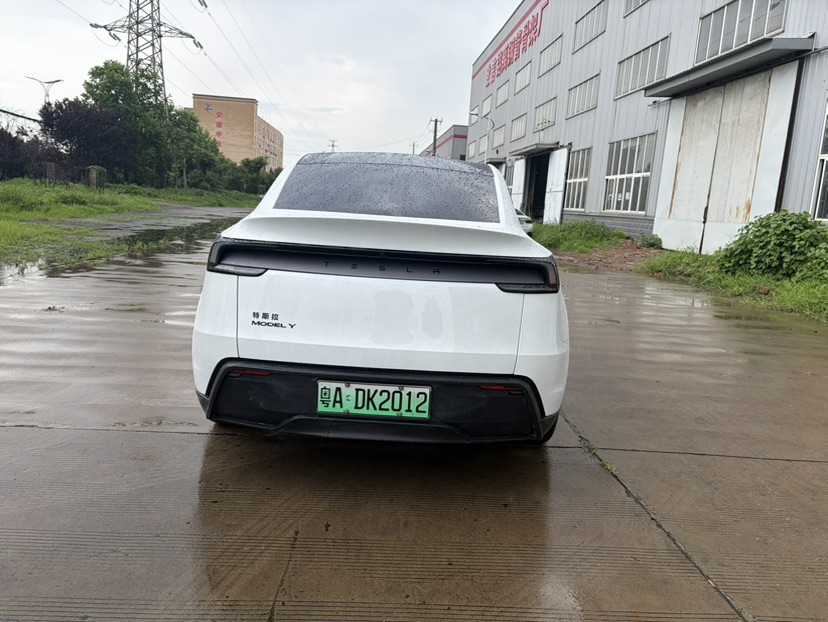 Tesla Model Y 2026 #4 Tesla Model Y 2026 car image #4