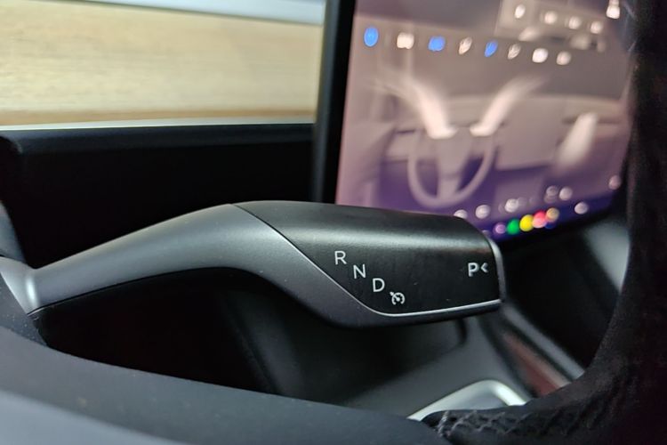 Tesla Model Y 2023 car image #18