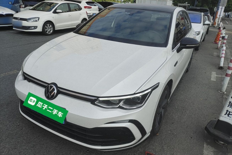 Volkswagen Golf 2024 car image #2