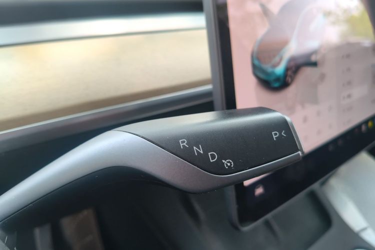 Tesla Model Y 2022 car image #17