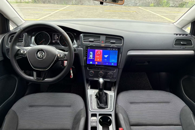 Volkswagen Golf 2019 car image #9