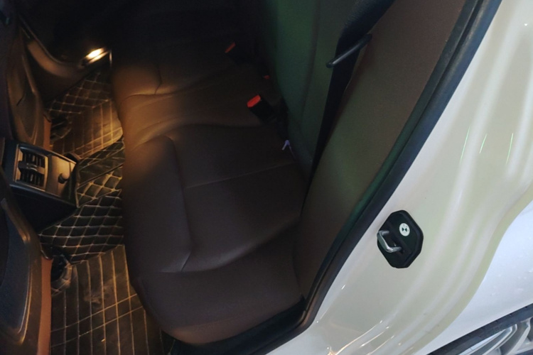 BMW 3 Series 2019 car image #17