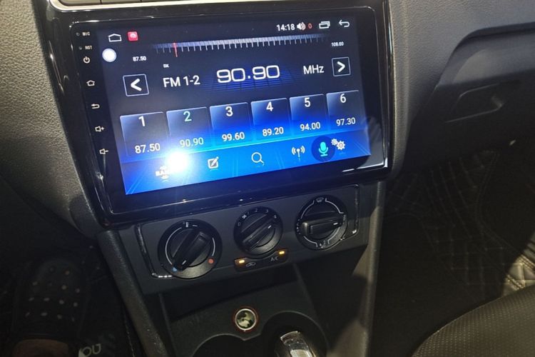 Volkswagen Polo 2015 car image #13