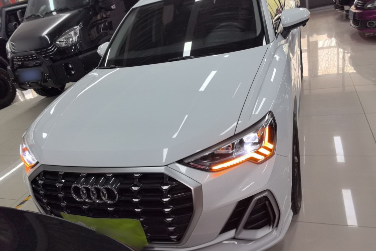 Audi Q3 2023 car image #3