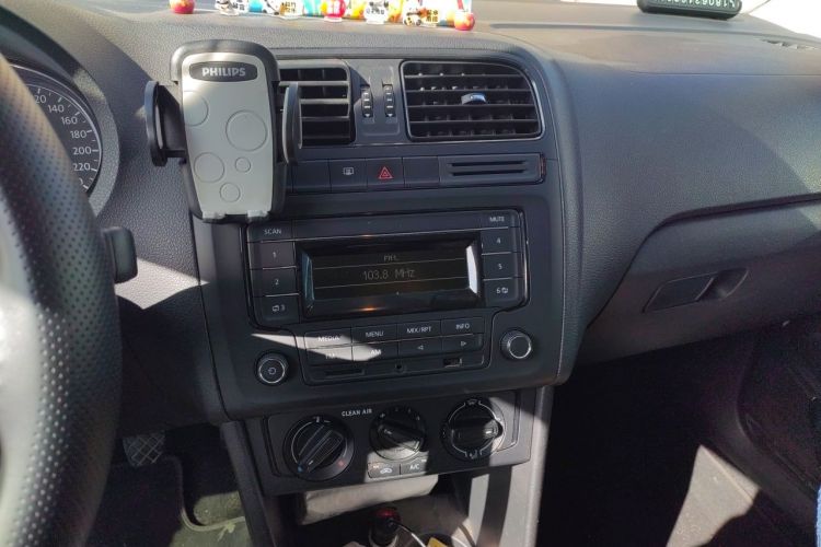 Volkswagen Polo 2016 car image #13