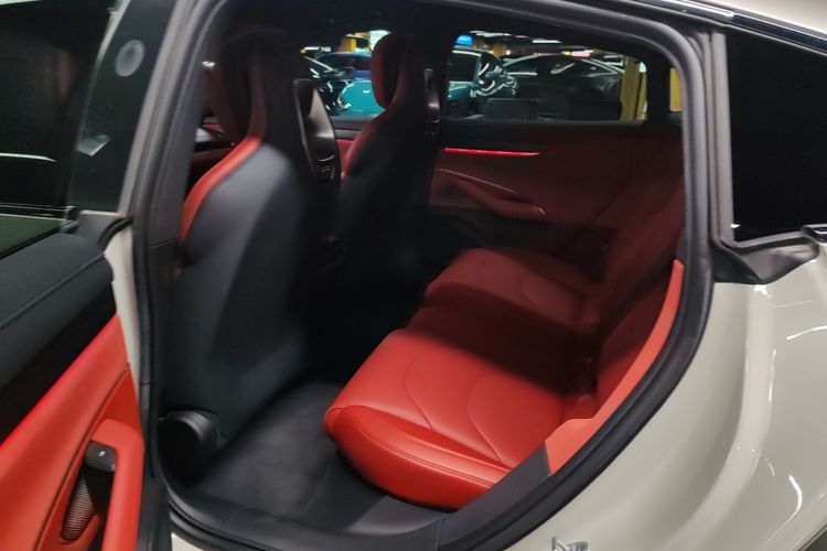 MI SU7 2024 immagine di auto #17