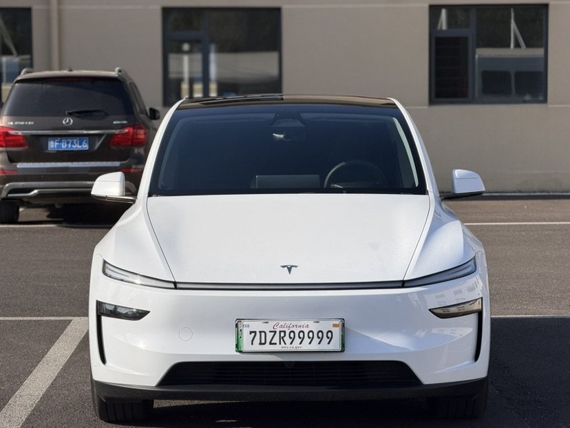 Tesla Model Y 2025 car image #2