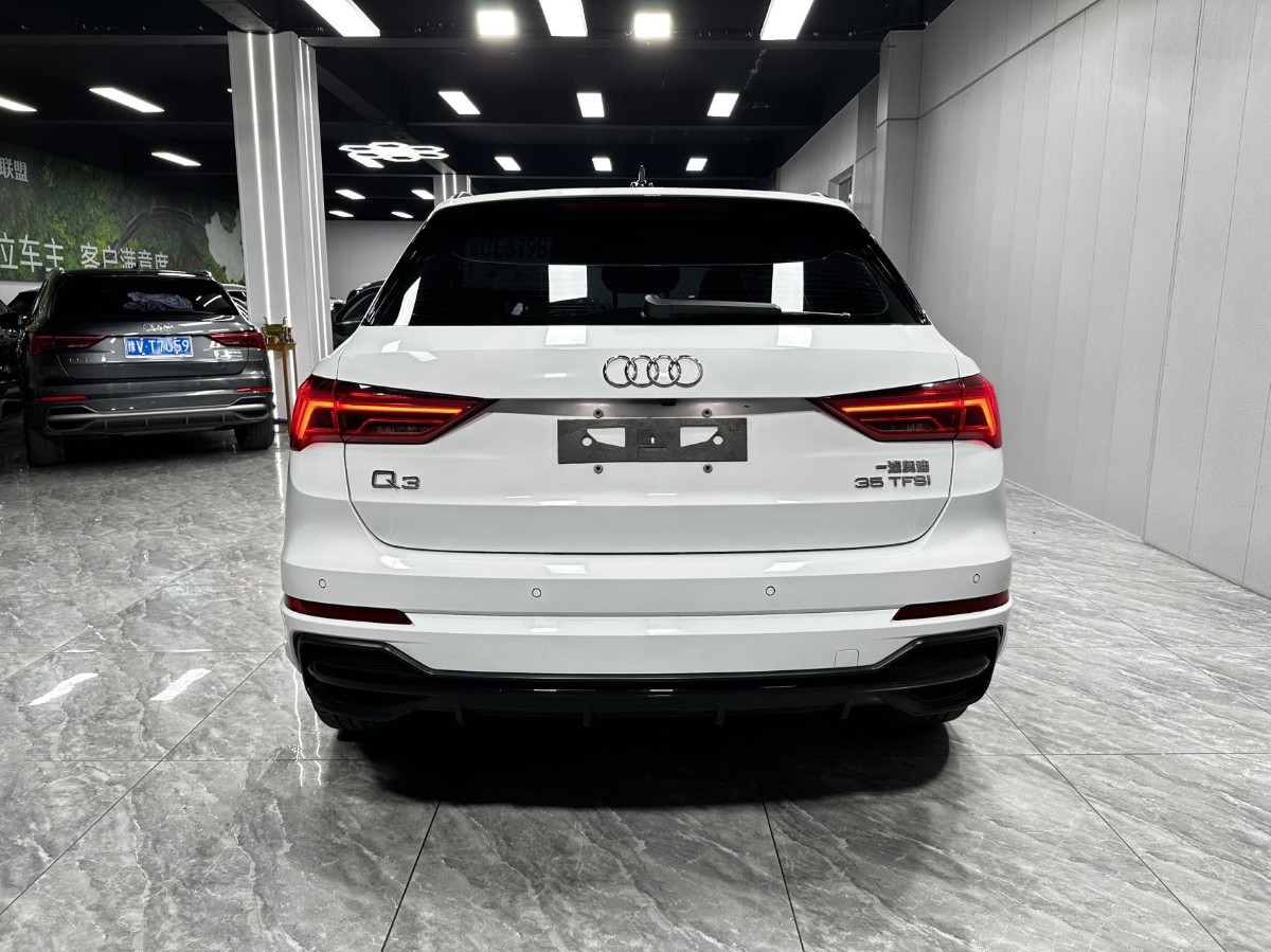 Audi Q3 2023 car image #8