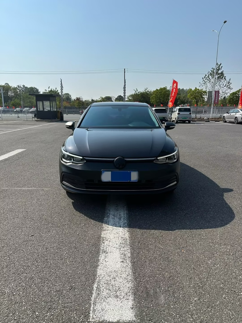 Volkswagen Golf 2022 car image #2