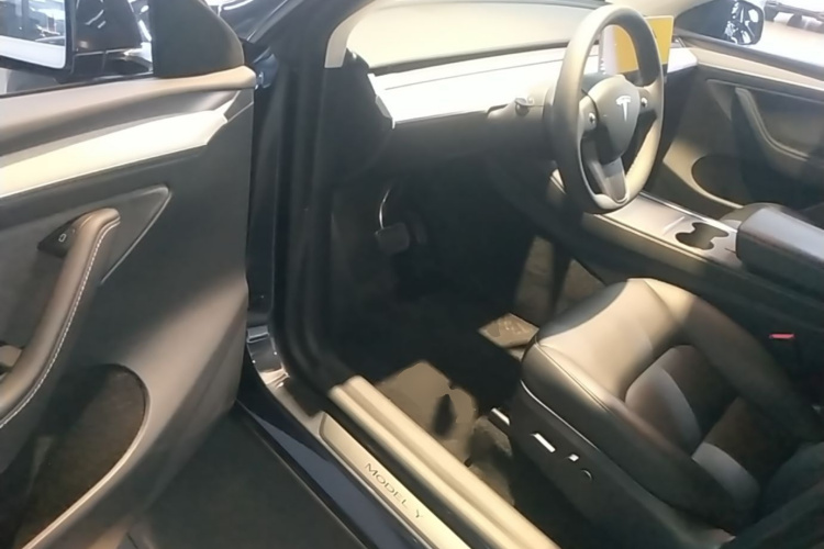 Tesla Model Y 2024 #16 Tesla Model Y 2024 car image #16
