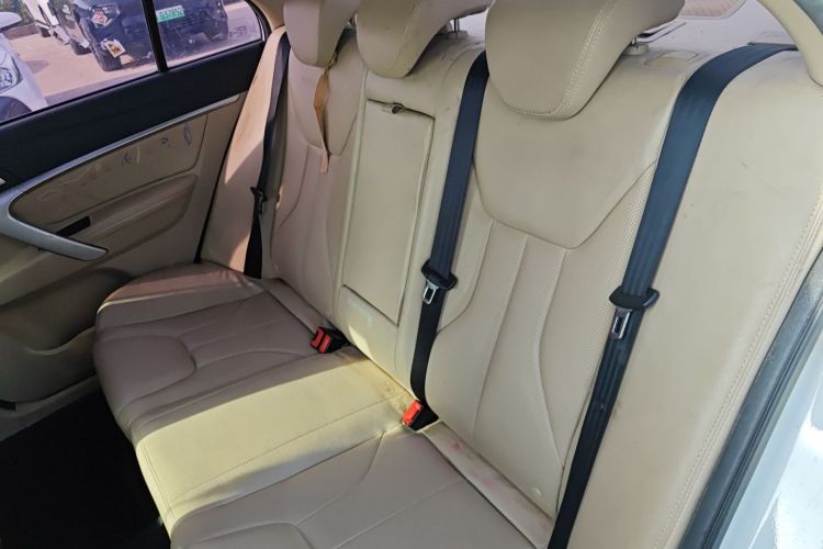 GEELY Emgrand 2018 car image #12