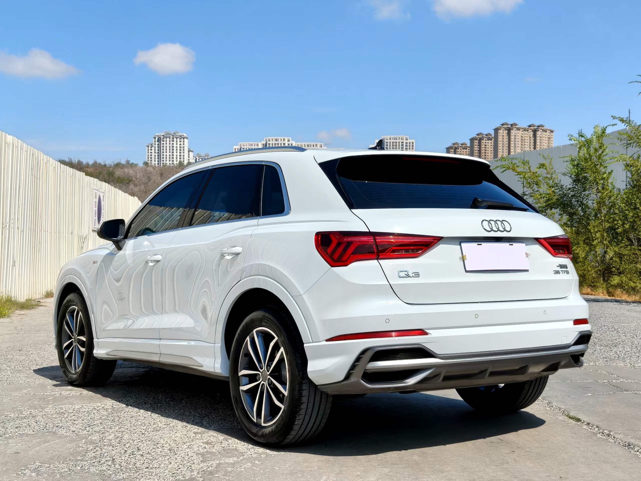 Audi Q3 2021 car image #9
