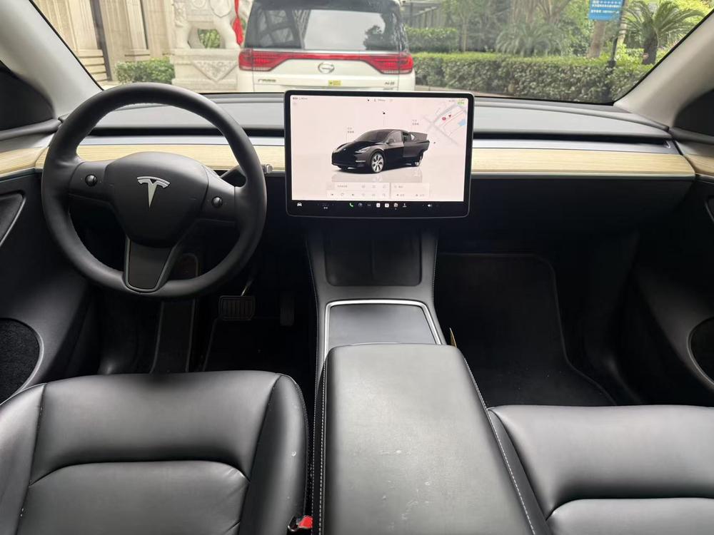 Tesla Model Y 2023 car image #12