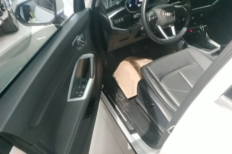 Audi Q3 2021 car image #16