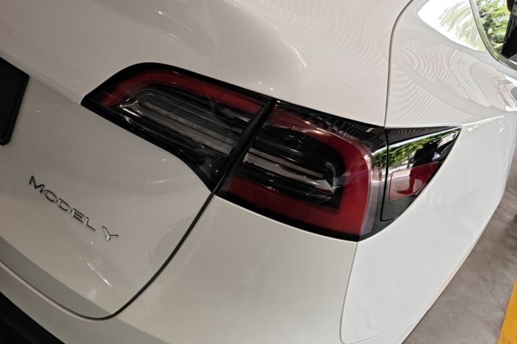 Tesla Model Y 2024 car image #8