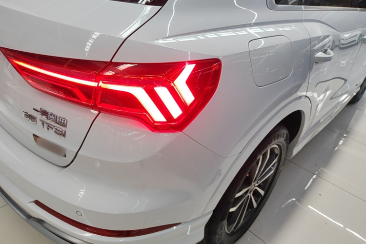 Audi Q3 2022 car image #8