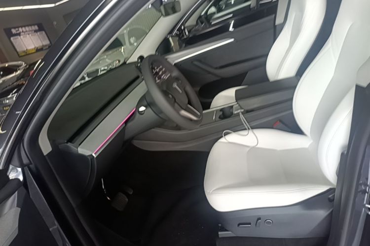Tesla Model Y 2024 #15 Tesla Model Y 2024 car image #15