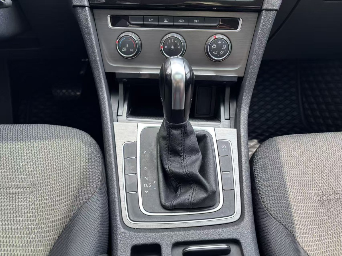 Volkswagen Golf 2015 car image #11
