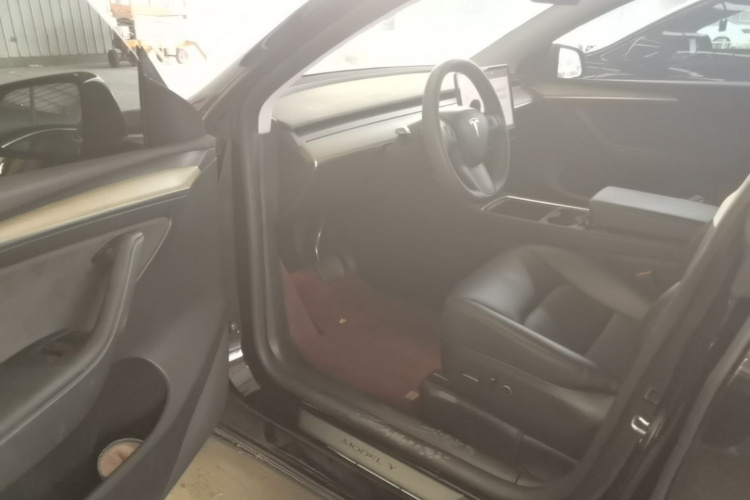 Tesla Model Y 2023 car image #16