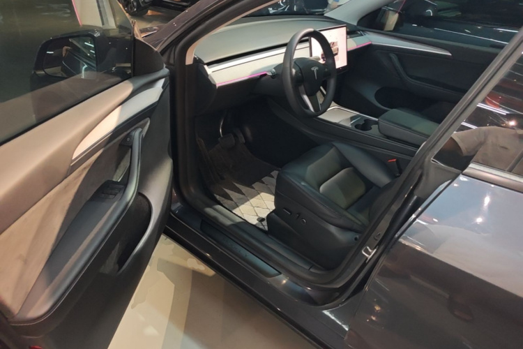 Tesla Model Y 2023 #16 Tesla Model Y 2023 car image #16