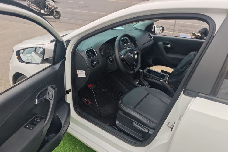 Volkswagen Polo 2018 car image #16