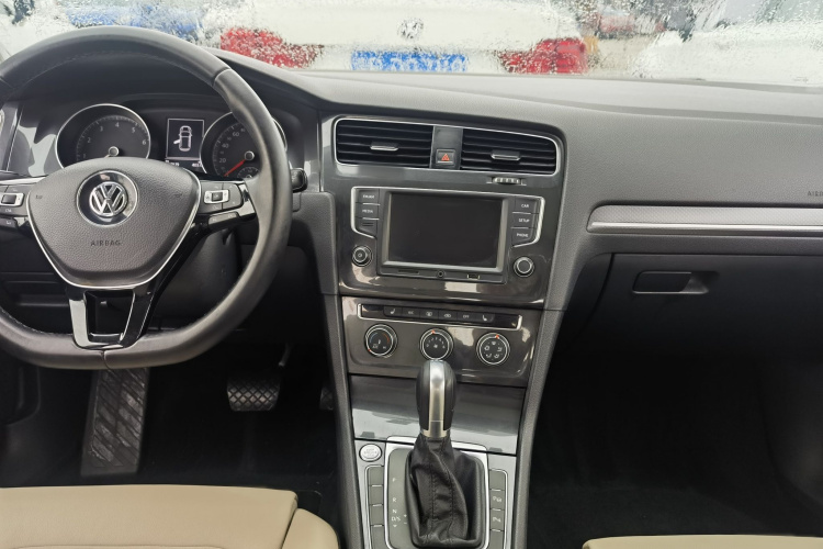 Volkswagen Golf 2017 car image #9