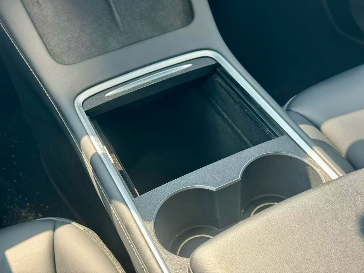 Tesla Model Y 2024 #9 Tesla Model Y 2024 car image #9